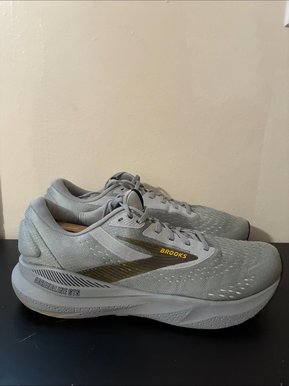 Brooks Adrenaline GTS 24 running shoes in the AlloyWhiteGold Fusion size 11